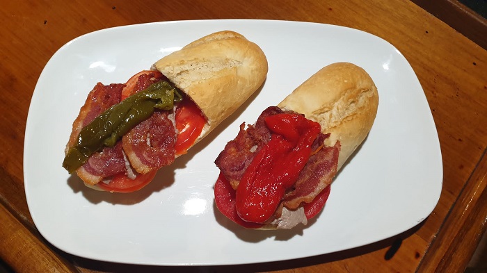 Regals. Babucha Serrana: Panecillo, ajonesa o mahonesa, tomate natural, lomo o solomillo, bacón o panceta, pimiento frito o asado